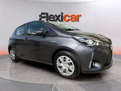 Usado Toyota Yaris Hybrid Business Edition 116 CV (85 kW) 2020 Gris Berlina