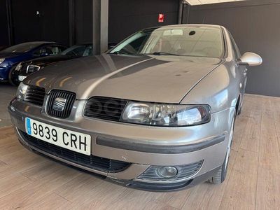 Usado Seat Leon Sport 130 CV (95 kW) 2004 Beige Utilitario