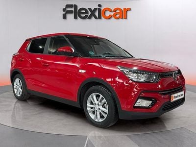 Usado Ssangyong (KGM) Tivoli Limited 129 CV (94 kW) 2017 Rojo SUV