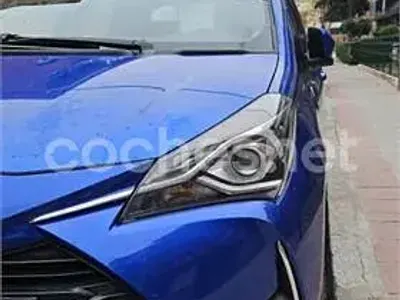 Usado Toyota Yaris Active 111 CV (81 kW) 2017 Azul Berlina