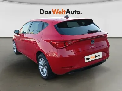 Usado Seat Leon Style 110 CV (80 kW) 2022 Rojo Berlina