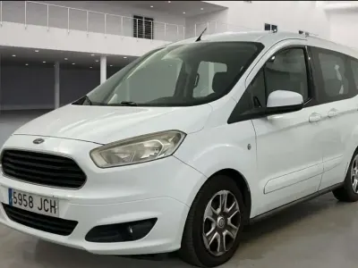 Usado Ford Tourneo Courier Trend 76 CV (55 kW) 2015 Blanco Monovolumen