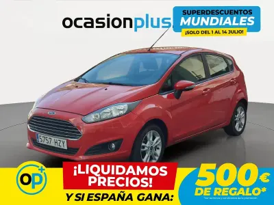 Usado Ford Fiesta Trend 101 CV (74 kW) 2014 Rojo Utilitario