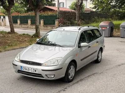 Usado Ford Focus Ambiente 90 CV (66 kW) 2004 Gris / plata Familiar