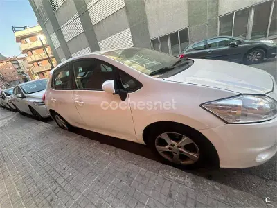 Usado Toyota Auris Active 126 CV (92 kW) 2011 Blanco Utilitario