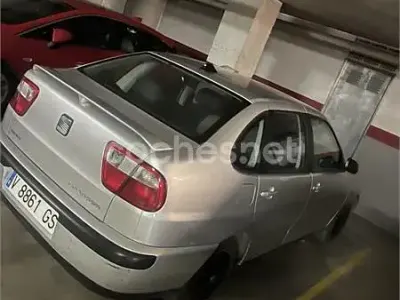 Usado Seat Cordoba 60 CV (44 kW) 1999 Gris / plata Berlina