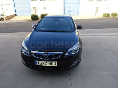 Usado Opel Astra Cosmo 110 CV (80 kW) 2011 Negro Berlina