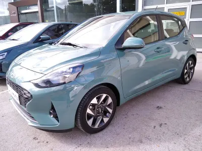 Usado Hyundai i10 63 CV (46 kW) 2025 Verde Utilitario