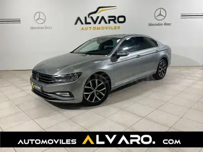 Usado VW Passat Executive 150 CV (110 kW) 2020 Gris / plata Berlina