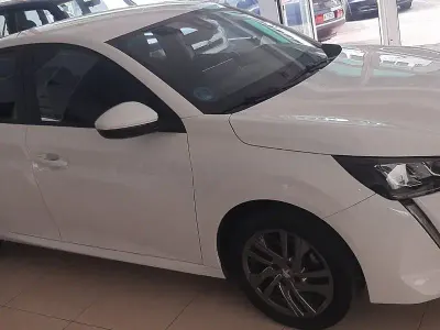Usado Peugeot 208 Active 100 CV (73 kW) 2022 Blanco Utilitario