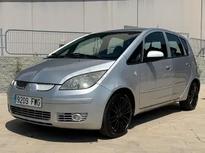 Usado Mitsubishi Colt Invite 95 CV (69 kW) 2007 Gris / plata Monovolumen