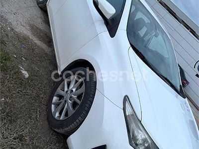 Usado Toyota Auris Advance 124 CV (91 kW) 2014 Blanco Berlina