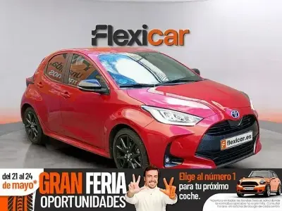 Używany Toyota Yaris Hybrid Style 116 KM (85 kW) 2022 Czerwony