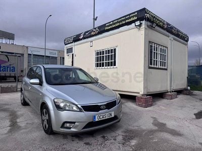 Używany Kia Ceed 90 KM (66 kW) 2011 Szary Hatchback