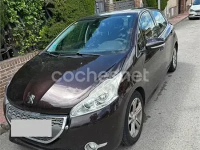 Usado Peugeot 208 Allure 95 CV (69 kW) 2013 Granate Utilitario