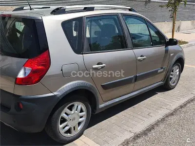 Usado Renault Scénic II 110 CV (80 kW) 2008 Gris / plata Monovolumen