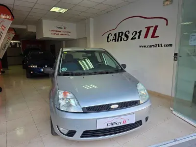 Usado Ford Fiesta Trend 80 CV (58 kW) 2004 Gris / plata Utilitario