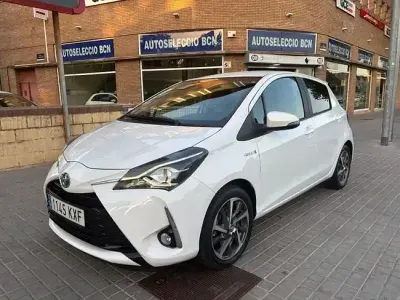 Usado Toyota Yaris Hybrid 100 CV (73 kW) 2019 Blanco Berlina