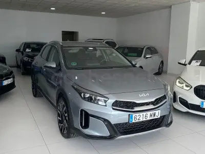 Usado Kia XCeed 100 CV (73 kW) 2024 Gris / plata SUV