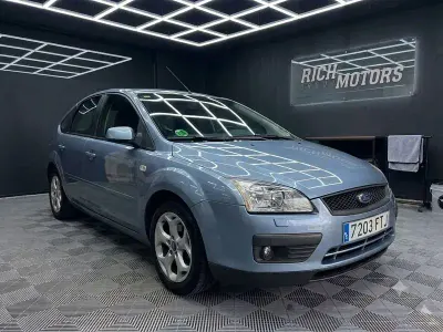 Usado Ford Focus Trend 115 CV (84 kW) 2007 Gris / plata Berlina