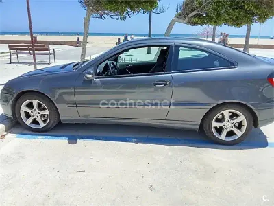 Usado Mercedes C220 143 CV (105 kW) 2004 Negro Berlina