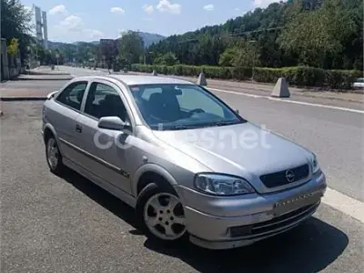 Usado Opel Astra Comfort 82 CV (60 kW) 1998 Gris / plata Berlina