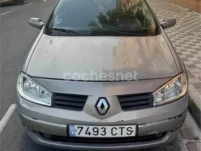 Usado Renault Mégane Dynamique 98 CV (72 kW) 2004 Gris / plata Berlina