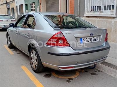 Usado Ford Mondeo Ghia 130 CV (95 kW) 2006 Gris / plata Familiar