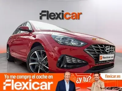 Usado Hyundai i30 110 CV (80 kW) 2022 Rojo Berlina