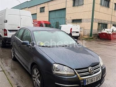 Usado VW Jetta Highline 105 CV (77 kW) 2009 Gris / plata Berlina