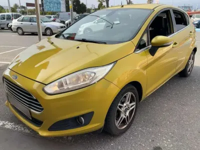 Usado Ford Fiesta Titanium 95 CV (69 kW) 2013 Amarillo Utilitario