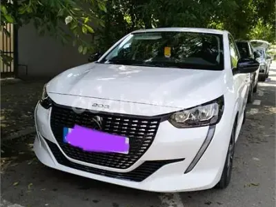 Usado Peugeot 208 Allure 100 CV (73 kW) 2024 Blanco Utilitario