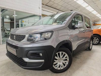 Usado Peugeot Rifter Active 100 CV (73 kW) 2021 Gris / plata Monovolumen