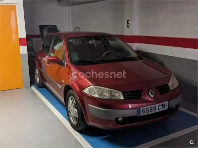 Usado Renault Mégane Privilege 80 CV (58 kW) 2004 Granate Berlina