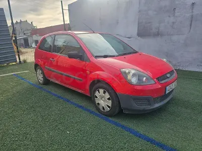 Usado Ford Fiesta Futura 80 CV (58 kW) 2007 Rojo Utilitario