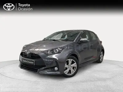 Usado Toyota Yaris Hybrid Active 116 CV (85 kW) 2025 Gris / plata Berlina