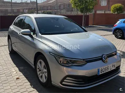 Usado VW Golf VIII Life 115 CV (84 kW) 2021 Gris / plata Berlina