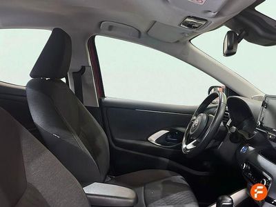 Usado Toyota Yaris Hybrid Active 116 CV (85 kW) 2023 Rojo