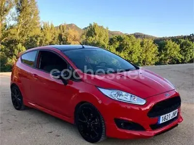Usado Ford Fiesta 140 CV (102 kW) 2016 Rojo Utilitario