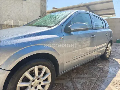 Usado Opel Astra Cosmo 100 CV (73 kW) 2006 Gris / plata Berlina