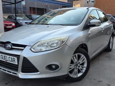 Usado Ford Focus Trend 125 CV (91 kW) 2011 Gris / plata Berlina