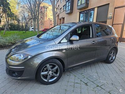 Usado Seat Altea Style 105 CV (77 kW) 2014 Gris / plata Monovolumen