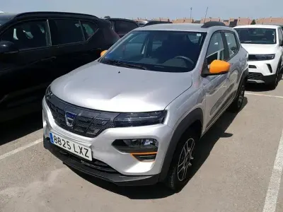 Usado Dacia Spring Comfort Plus 32 kW (44 CV) 2022 Gris Utilitario