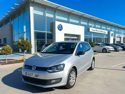 Usado VW Polo 75 CV (55 kW) 2012 Plateado Utilitario