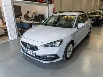 Usado Seat Leon Style 110 CV (80 kW) 2022 Blanco Berlina