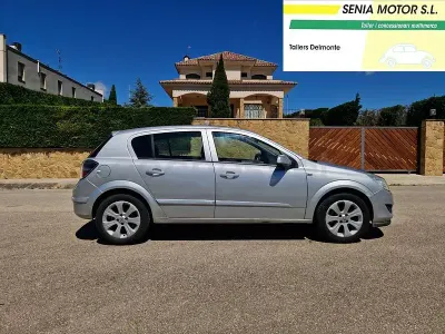 Usado Opel Astra Enjoy 115 HP (84 kW) 2008 Cinzento Sedan