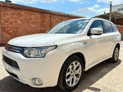Usado Mitsubishi Outlander P-HEV 203 CV (149 kW) 2015 Blanco SUV