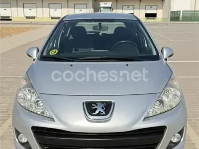 Usado Peugeot 207 70 CV (51 kW) 2011 Gris / plata Berlina
