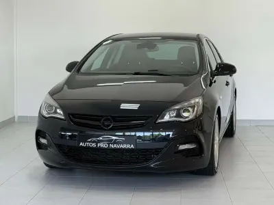Usado Opel Astra S 194 CV (142 kW) 2014 Negro Utilitario
