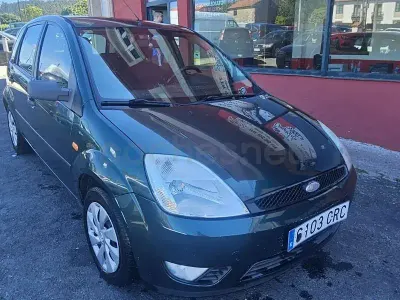 Usado Ford Fiesta Ambiente 68 CV (50 kW) 2003 Verde Utilitario